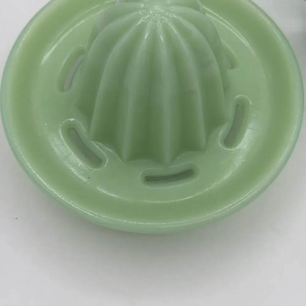 VINTAGE Cream Dove Mfg. Co. measuring cup GREEN JADEITE Green JUICER RARE MCM